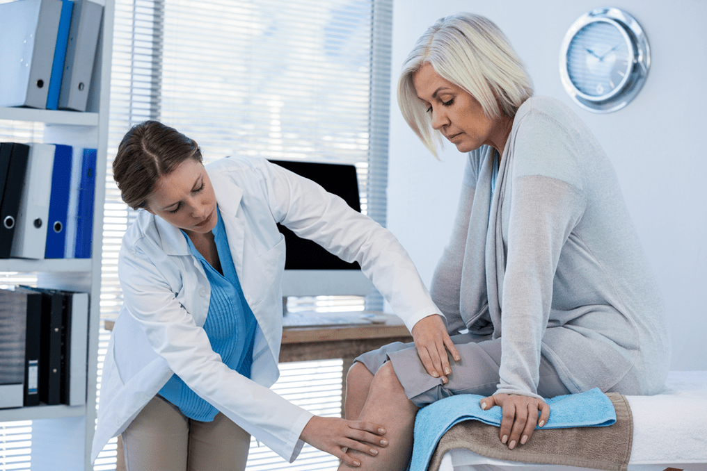 A patient with arthrosis in need of therapy is examined by a doctor